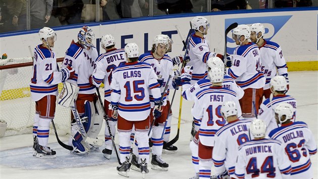 VHRA JE NAE. Hokejist NY Rangers se srocuj u branke Cama Talbota, kter vychytal nulu v utkn s Philadelphi.