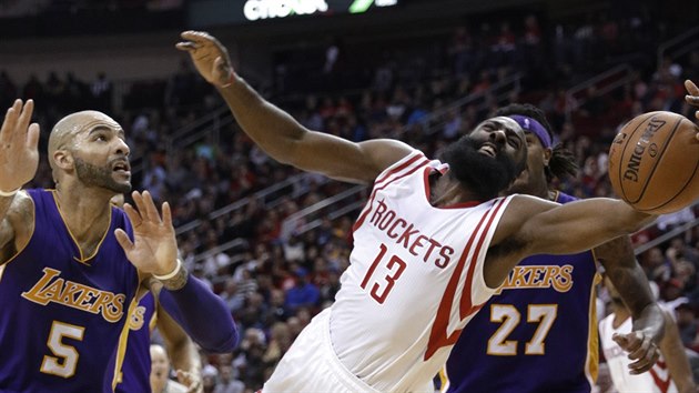 Maximln bojovnost pedvd James Harden z Houstonu. Pro m si let mezi dvojic Carlos Boozer (vlevo) a Jordan Hill z LA Lakers.