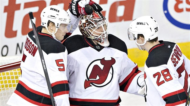 Cory Schneider v brance New Jersey zazil. K istmu kontu mu blahopej Adam Larsson (vlevo) a Damon Severson.