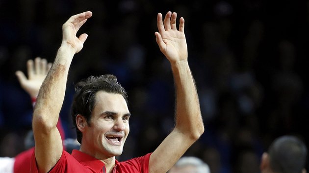 TOHLE MI CHYBLO. Roger Federer dosud Davis Cup nevyhrl. Po utkn ve Francii u to neplat a vcarsk elegn z tstm.