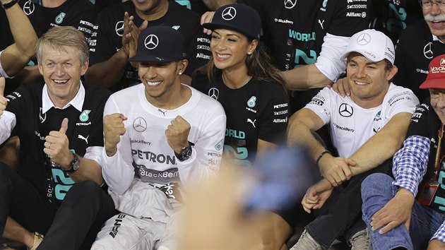 Mistr svta Lewis Hamilton, jeho ptelkyn Nicole Scherzingerov a lenov tmu Mercedes oslavuj vtzstv britskho jezdce. S smvem na tvi se bav i tmov kolega Nico Rosberg (druh zprava).