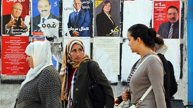 eny prochz kolem volebnch plaktu, v nedli Tunisan vol prezidenta (21. listopadu 2014).