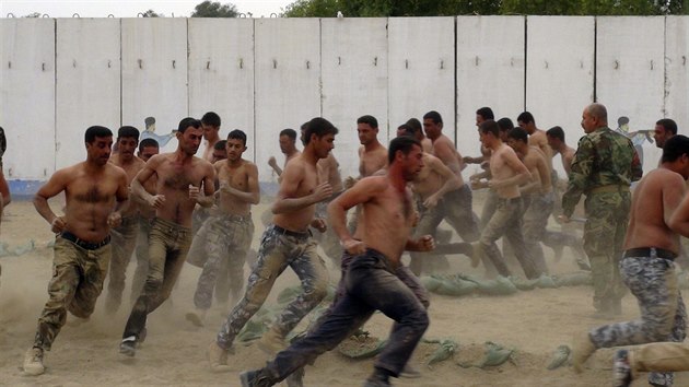 Cvičení příslušníků sunnitských kmenů proti Islámskému státu (16. listopadu 2014).