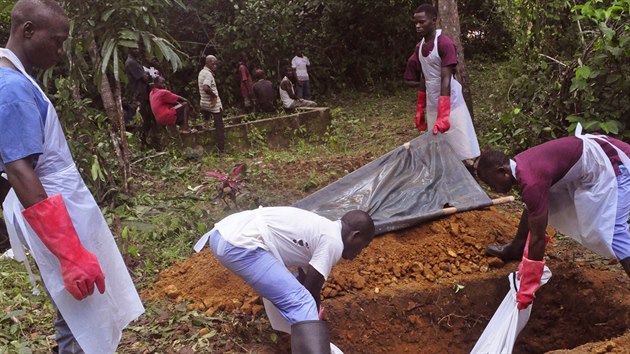 Poheb v Librii, mrtv nejpe zemel na ebolu (8. listopadu 2014).