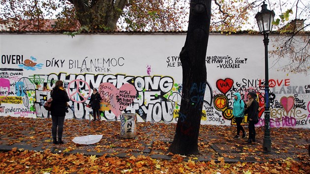 Lennonova zeď se dva dny po přemalování bílou barvou znovu z velké části zaplnila nápisy a vzkazy (19.11.2014)