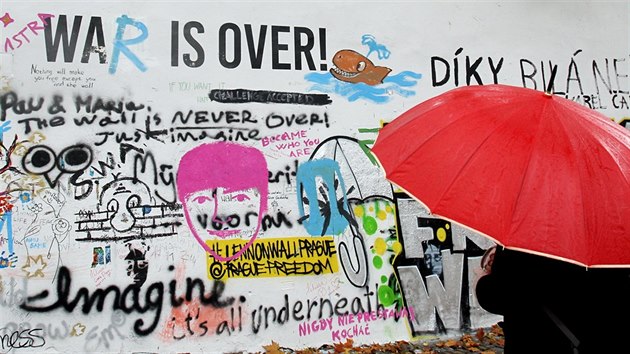 Lennonova zeď se dva dny po přemalování bílou barvou znovu z velké části zaplnila nápisy a vzkazy (19. 11. 2014)