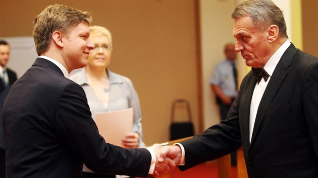 Odstupujc primtor Tom Hudeek (vlevo) skld slib zastupitele do rukou nejstarho lena sboru a svho pedchdce v ad Bohuslava Svobody (26.11.2014)