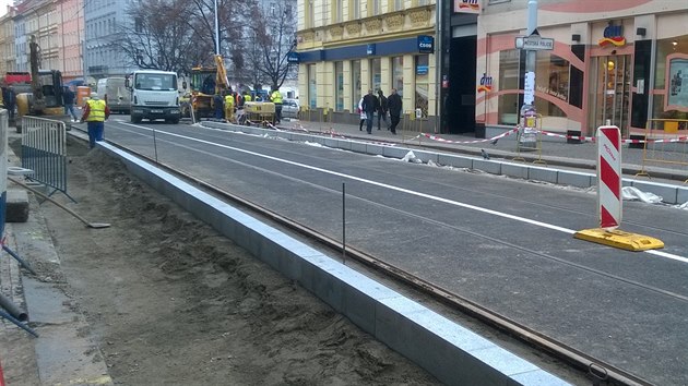 Prce na rekonstrukci trati ve tefnikov ulici finiuj. Na Arbesov nmst vznikaj nov bezbarirov zastvky (27.11.2014)