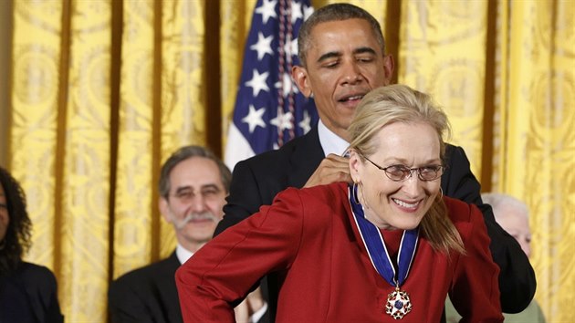 Prezident Barack Obama udluje Medaili svobody Meryl Streepov.