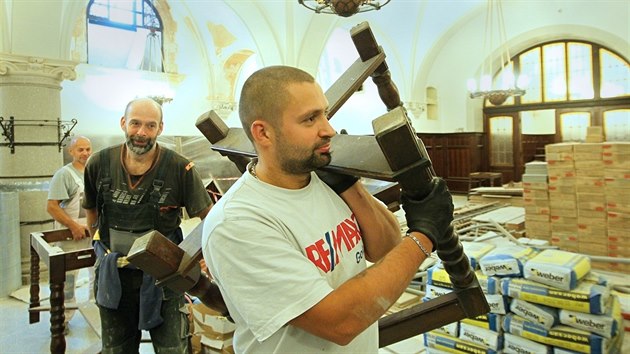Dělníci pracují na rekonstrukci Radničního sklípku Za zmínku stojí, že všichni tři se jmenují Skalický.