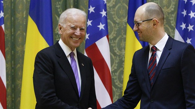 Viceprezident USA Joe Biden se v ptek setkal i s ukrajinskm premire Arsenijem Jaceukem (21. listopadu)