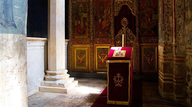 Stny a olte jsou bohat zdoben freskami.