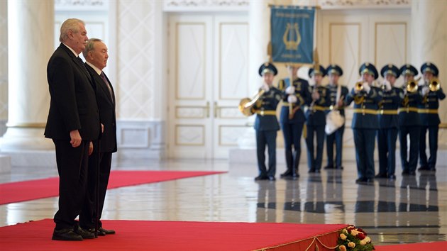 Český prezident Miloš Zeman se na oficiální návštěvě Kazachstánu setkal se svým protějškem Nursultanem Nazarbajevem (24. listopadu 2014)