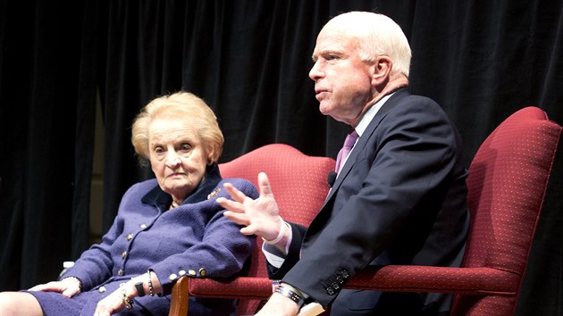 John McCain pi projevu v knihovn Kongresu ve Washingtonu. Za nm sed bval ministryn zahrani Madeleine Albrightov.