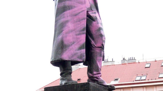 Někdo nabarvil soše maršála Koněva kalhoty růžovou barvou.