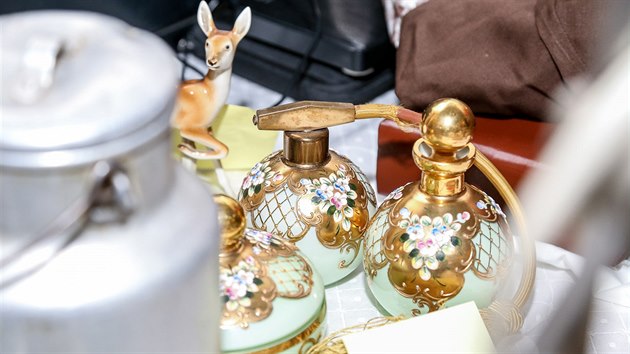 Mezi darovanmi a zapjenmi pedmty byly i flakony na parfmy nebo hlinkov bandaska. (22. listopadu 2014)