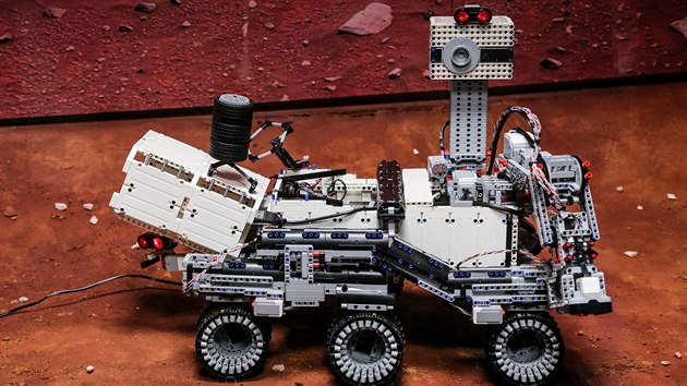 Návštěvníci si mohou vyzkoušet řízení vozítka pojíždějícího po Marsu. Nechybí ani nutné zpoždění reakcí na povely. (26. listopadu 2014)