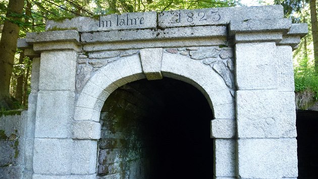 Dolní portál tunelu, který je součástí Schwarzenberského kanálu.