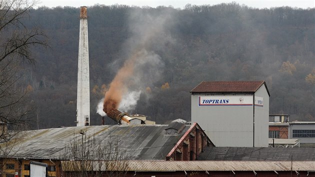 Odstel komnu v arelu firmy Tonaso v st nad Labem.