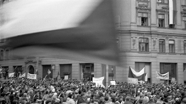 Záběry z demonstrací na brněnském náměstí Svobody v listopadu roku 1989. Nesouhlas s režimem tam tehdy vyjadřovaly tisíce lidí.