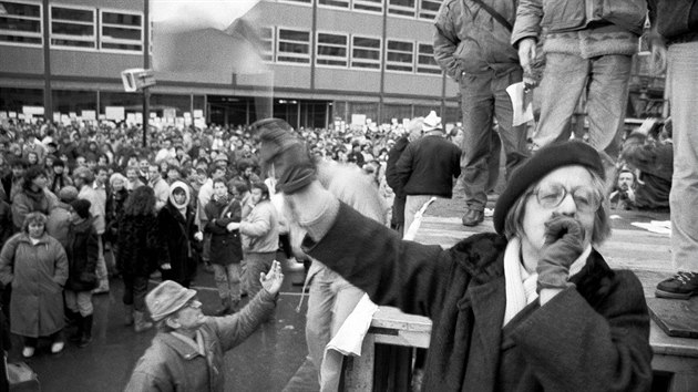 Zbry z demonstrac na brnnskm nmst Svobody v listopadu roku 1989. Nesouhlas s reimem tam tehdy vyjadovaly tisce lid.