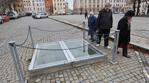 Nov vybetonovan achty ale o historii pi pohledu dol vypovdaj pramlo. A pvodn bylo v plnu zasadit prhledy do dlaby. Tak, aby neruily vzhledem okol.