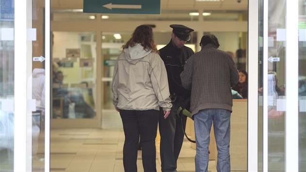 Policist hledaj cokoliv podezelho.