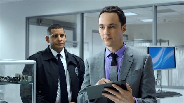 Jim Parsons, pedstavitel role Sheldona Coopera v serilu Teorie velkho tesku, hraje v novch reklamch spolenosti Intel.