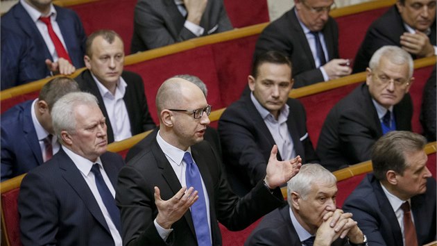 Arsenij Jaceuk mezi poslanci, kte ho zvolili premirem (27. listopadu 2014)
