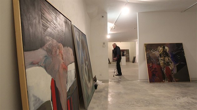 Mistr Franta mezi svmi dly. Umlec, kter emigroval do Francie a jeho ovlivnil teba Pablo Picasso, Tebi daroval tyi destky svch vtvor. Nyn dokonuje instalaci stl expozice v Nrodnm dom.