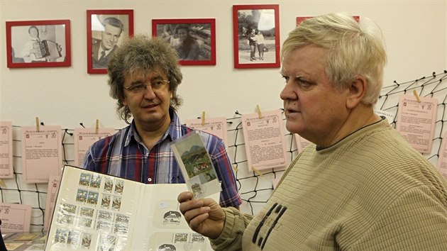Alois Urbnek (vpravo) pedstavil v Pelhimov svou sbrku pohlednic s obrzky Josefa Lady.