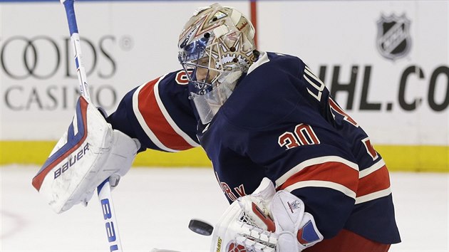 POD KONTROLOU. Brank New York Rangers Henrik Lundqvist krot puk.