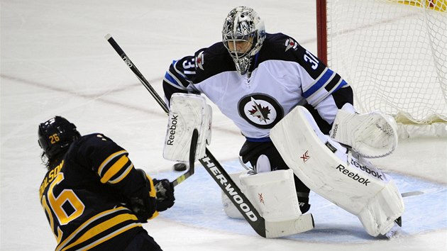 V OHROEN. Brank Winnipegu Ondej Pavelec el anci Matta Moulsona z Buffala.  