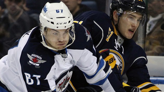 ODHODLAN. Michael Frolk z Winnipegu Nikita Zadorov z Buffala v souboji.  