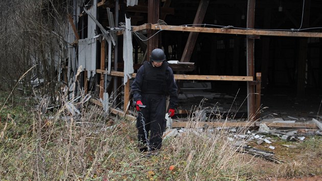 Pyrotechnici prohledávají okolí vybuchlého muničního skladu ve Vrběticích. (21. 11. 2014)
