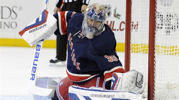 Henrik Lundqvist zasahuje v duelu s Philadelphi.