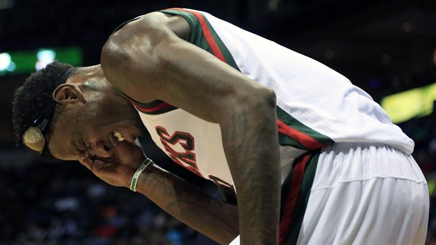 Larry Sanders z Milwaukee se dr na porann oko.