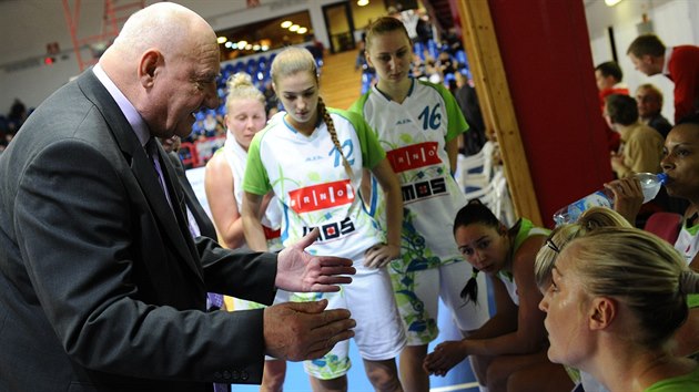 Jan Bobrovsk hovo bhem time-outu k basketbalistkm IMOS Brno.