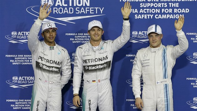 AHOOOOJ! Stupn vtz po kvalifikaci na VC Ab Zab - uprosted Nico Rosberg, kter dojel prvn, vlevo je druh Lewis Hamilton a vpravo pak tet Valtteri Bottas.