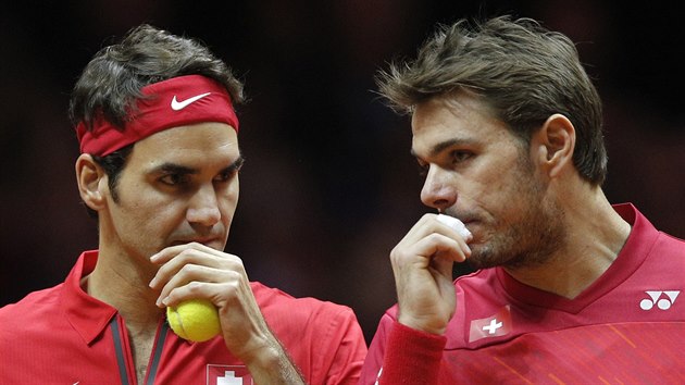 PORADA. vcart tenist Roger Federer (vlevo) a Stanislas Wawrinka debatuj bhem tyhry ve finle Davis Cupu proti Francii.