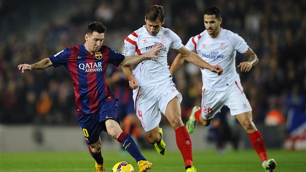 Lionel Messi (vlevo) upaluje s mem, sth ho Grzegorz Krychowiak ze Sevilly
