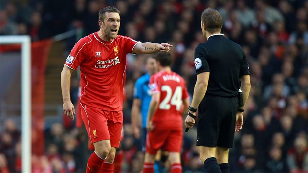 CO DL?! Rickie Lambert z Liverpoolu diskutuje se sudm Craigem Pawsonem.