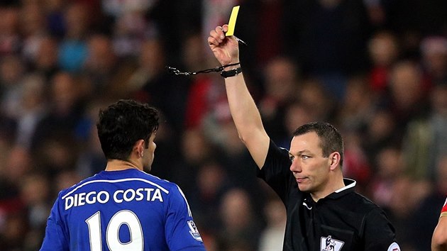 TUM. Rozhod Kevin Friend (vpravo) udluje lutou kartu Diegovi Costovi z Chelsea.