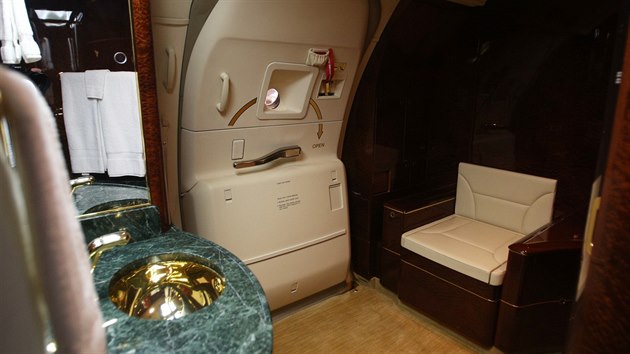 Luxusn soukrom Boeing 757 americkho miliarde Donalda Trumpa - pohled do koupelny (koen keslo ukrv pod sedadlem toaletu).