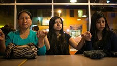 Tojice hispánek v Minneapolisu se modlí po Obamov projevu o imigraní reform...