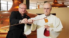 Inspirace? Biskup Radkovský (na archivním snímku) na náv�t�v� Prazdroje. M��e...