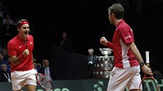 Roger Federer (vlevo) a Stanislas Wawrinka vybojovali pro výcarsko dleitý...