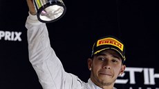 DOJATÝ AMPION. Lewis Hamilton drí trofej pro mistra svta a jeho tvá znaí...