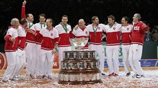 POSLEDNÍ AMPIONI. Letoní roník Davis Cupu ovládli výcai, na snímku drí trofej jejich kapitán Severin Lüthi.