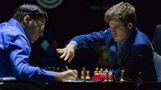 Magnus Carlsen (vpravo) je mistrem svta. Porazil vyzyvatele Vivánáthána...